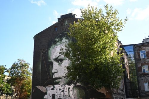 Free Vibrant mural on a vintage Warsaw building, blending art and architecture. Stock Photo