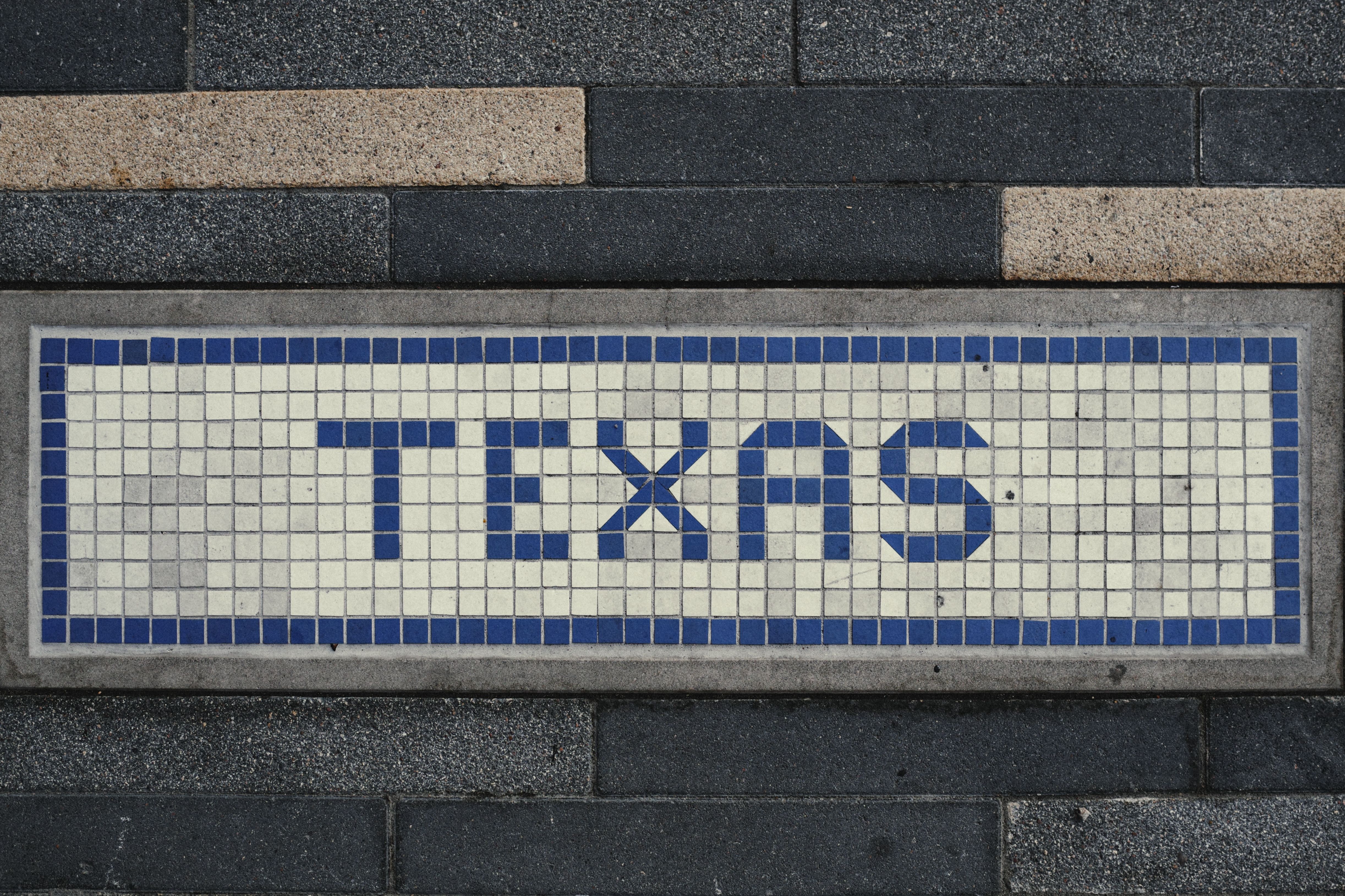 Bản đồ Texas đánh dấu Bexar và Freestone, cạnh hồ sơ vụ án và ảnh chụp màn hình tin tức tháng Hai 2026