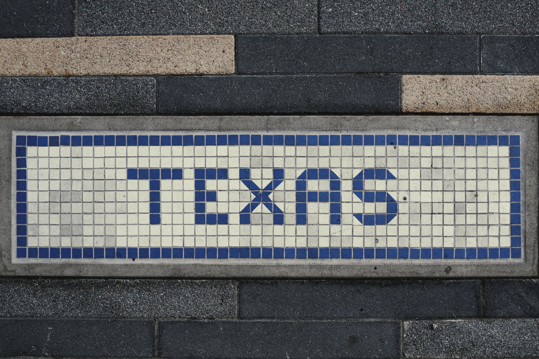 Bản đồ Texas đánh dấu Bexar và Freestone, cạnh hồ sơ vụ án và ảnh chụp màn hình tin tức tháng Hai 2026