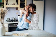 母女在舒适的厨房里真诚地拥抱