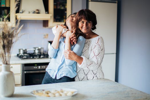 母女在舒适的厨房里真诚地拥抱