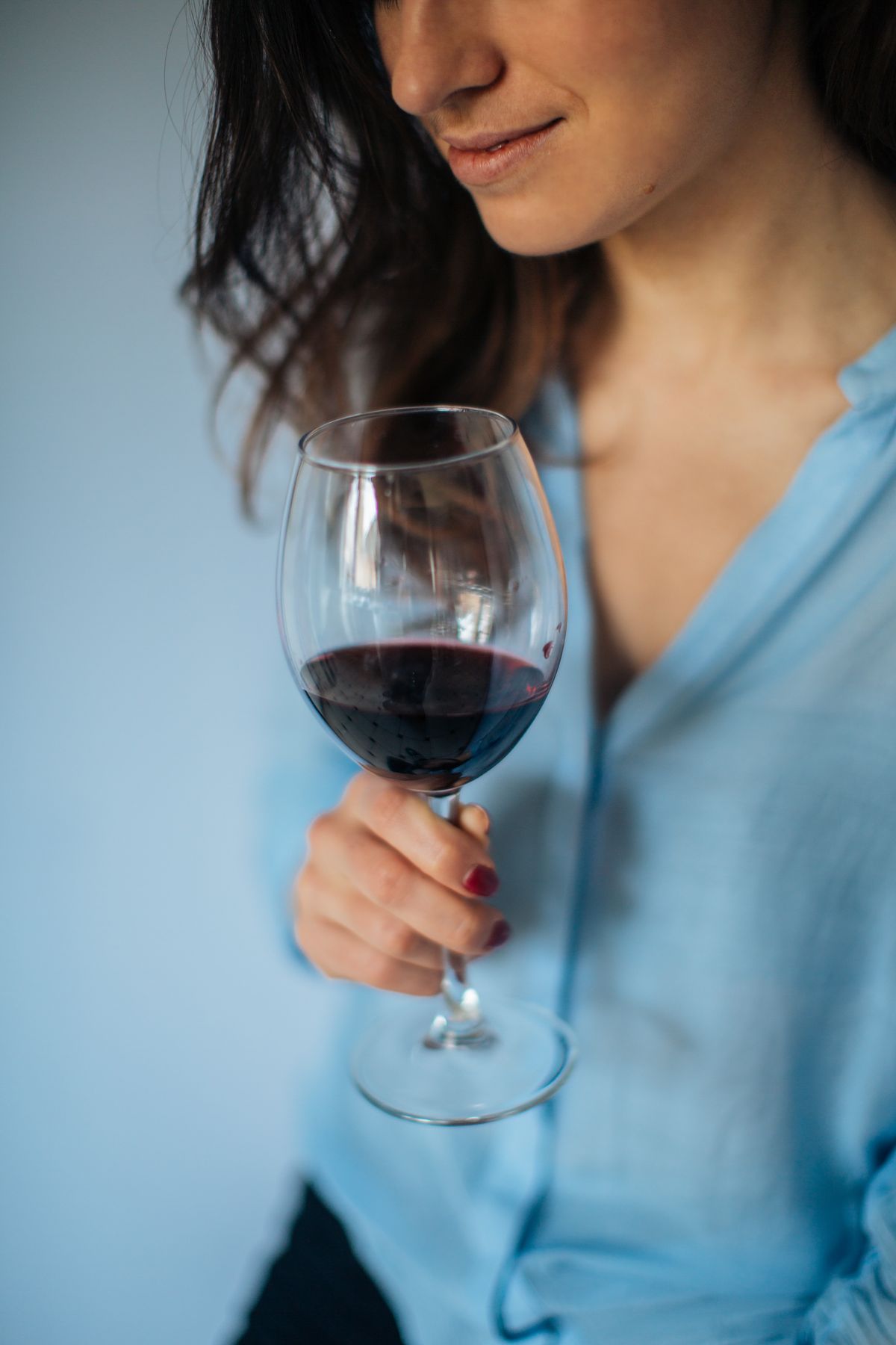 Bad Breath After Alcohol: Why It Lasts Long After You Stop Drinking 3 Woman holding a glass of wine and asking does alcohol cause dry mouth and bad breath