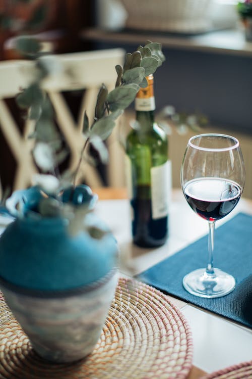 Foto De Una Botella De Vino Cerca De Una Copa De Vino