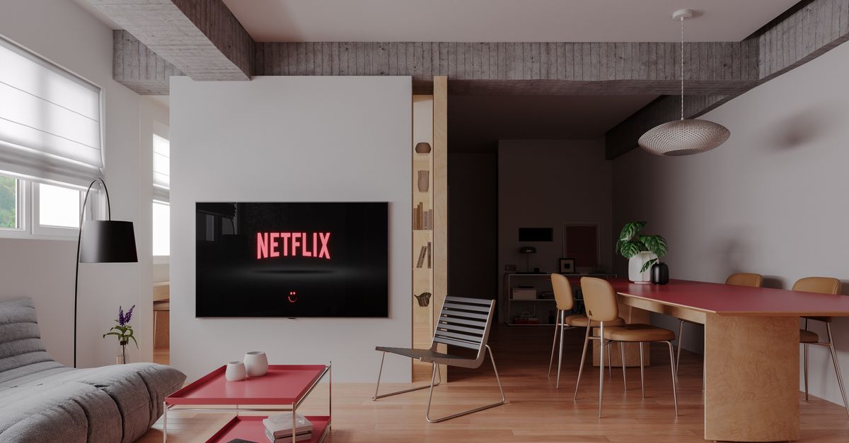 Sala de estar moderna e elegante com tela da Netflix na TV, piso de madeira e mobília contemporânea.
