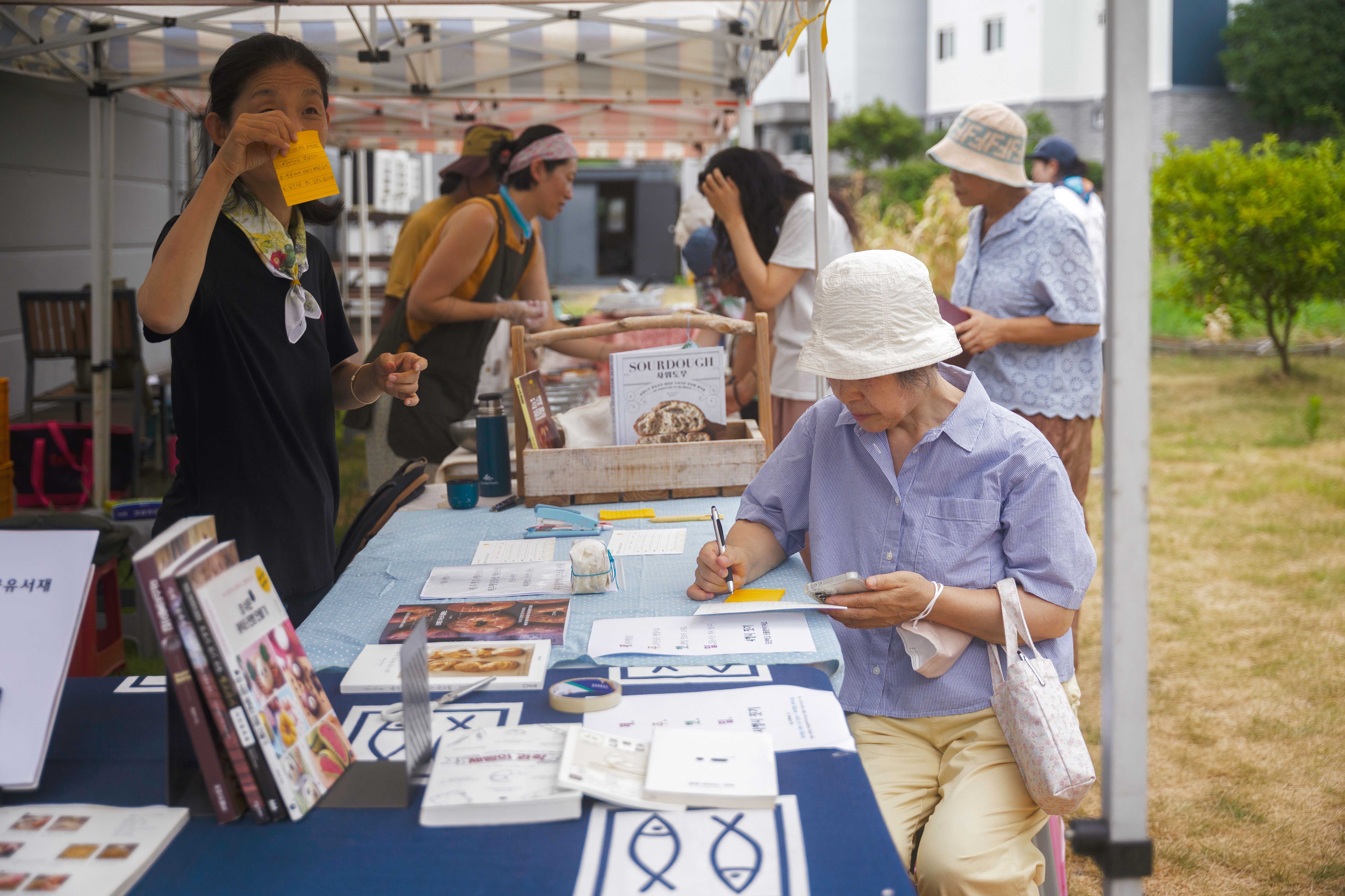 K-Foodie Alert: Hotteok's Sweet & Savory Evolution 🍞👀