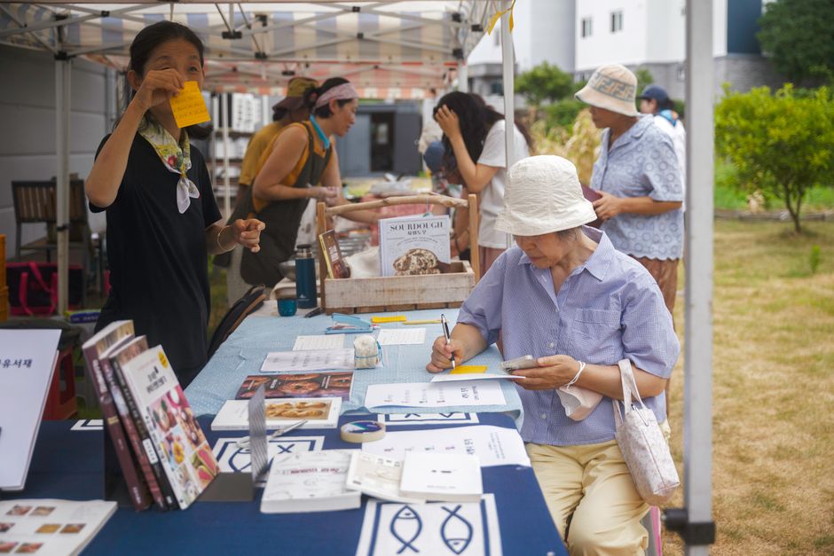 K-Foodie Alert: Hotteok's Sweet & Savory Evolution ππ