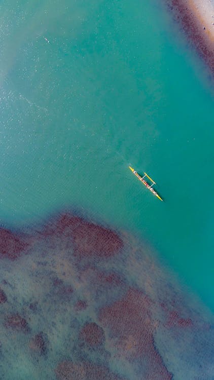 海のボートの空中ショット