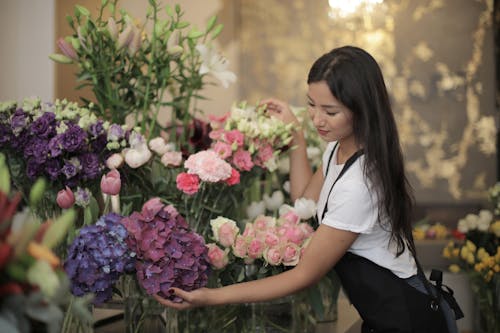 Kostenloses Stock Foto zu asiatische frau, blumen, blumengesteck