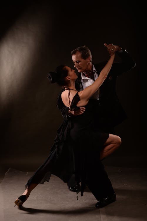 Man En Vrouw Dansen Op Het Podium