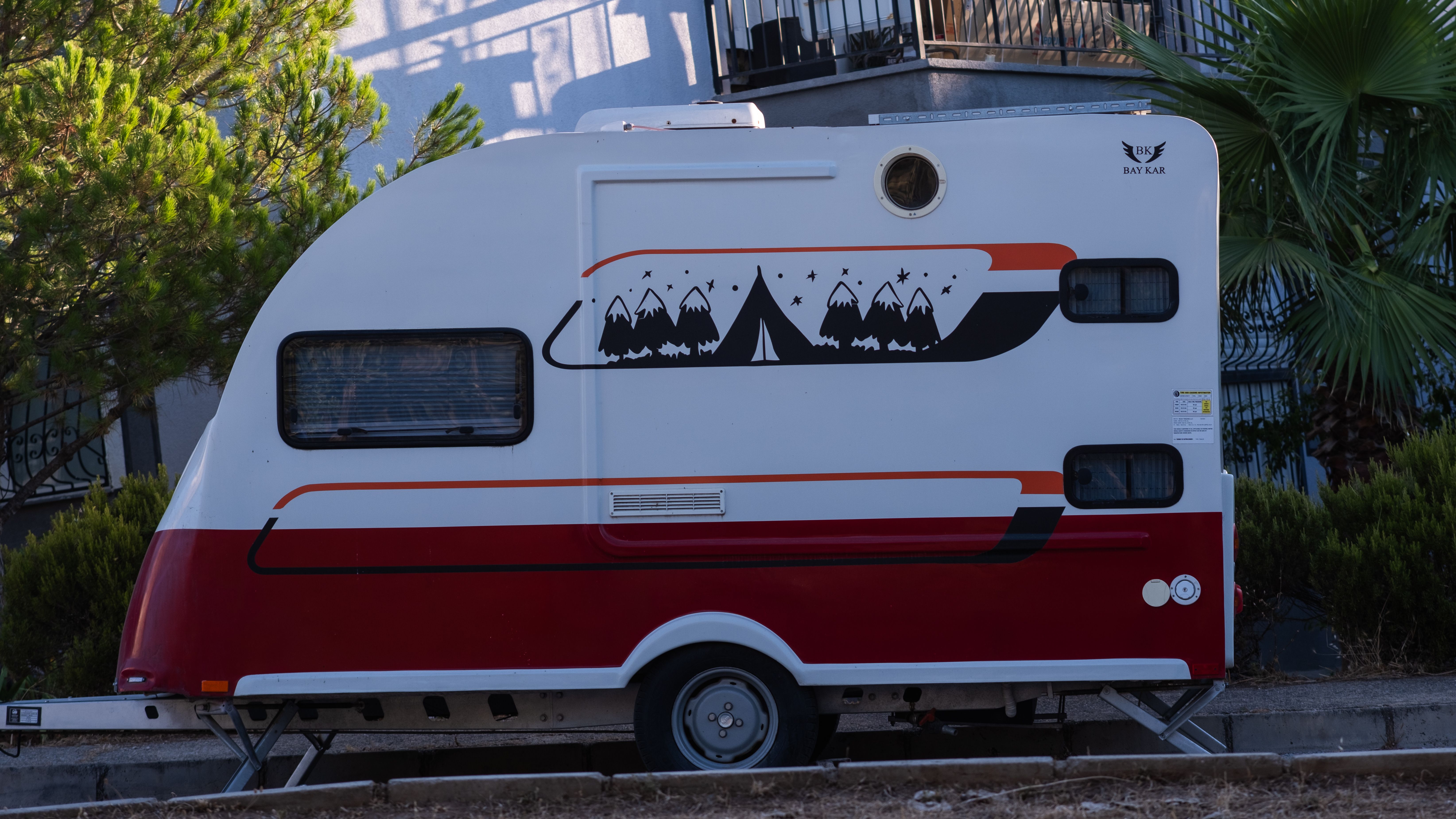 Retro camper poster met kampvuurontdekking.