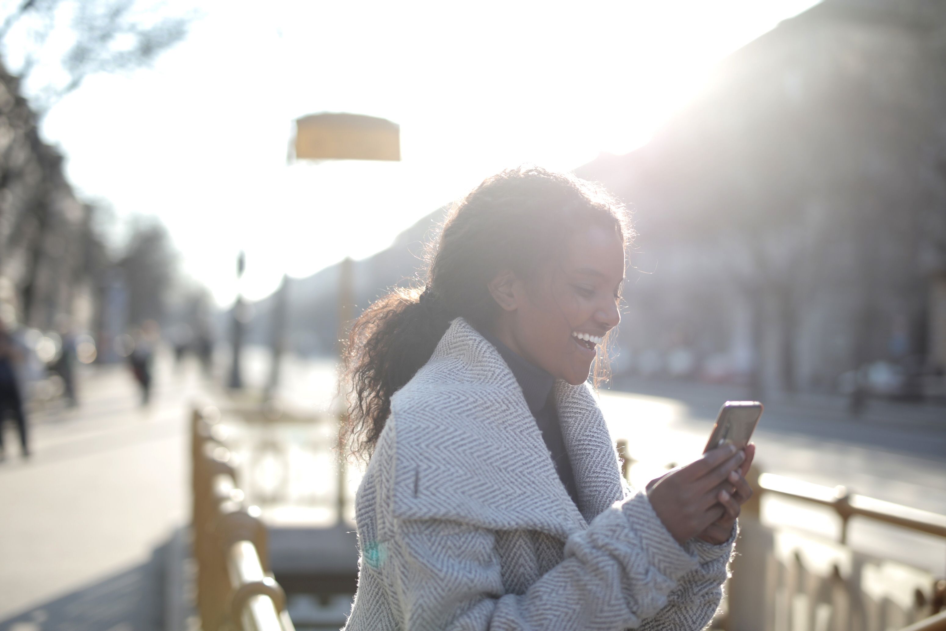 スマートフォンでメッセージを送る女性