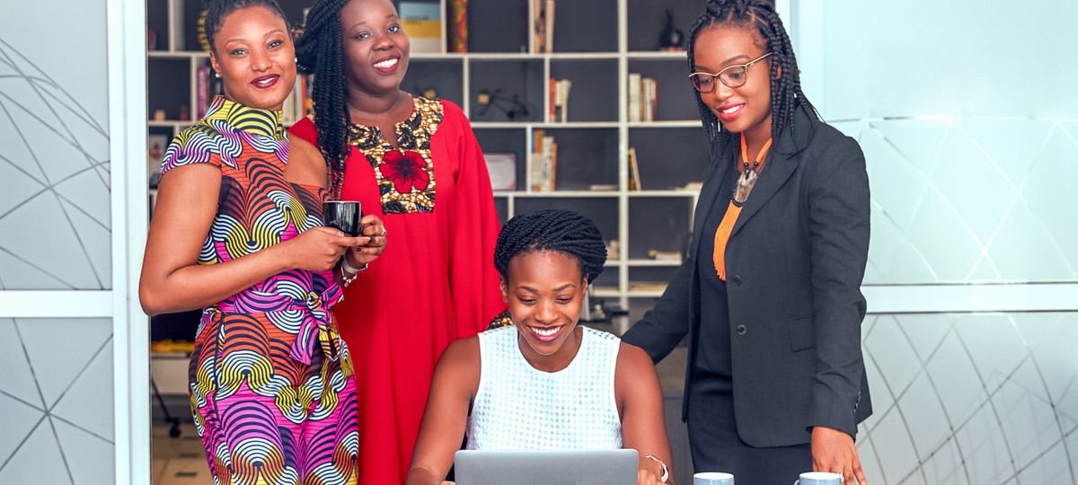 Communauté TAAGG — professionnelles africaines réunies autour d'un ordinateur