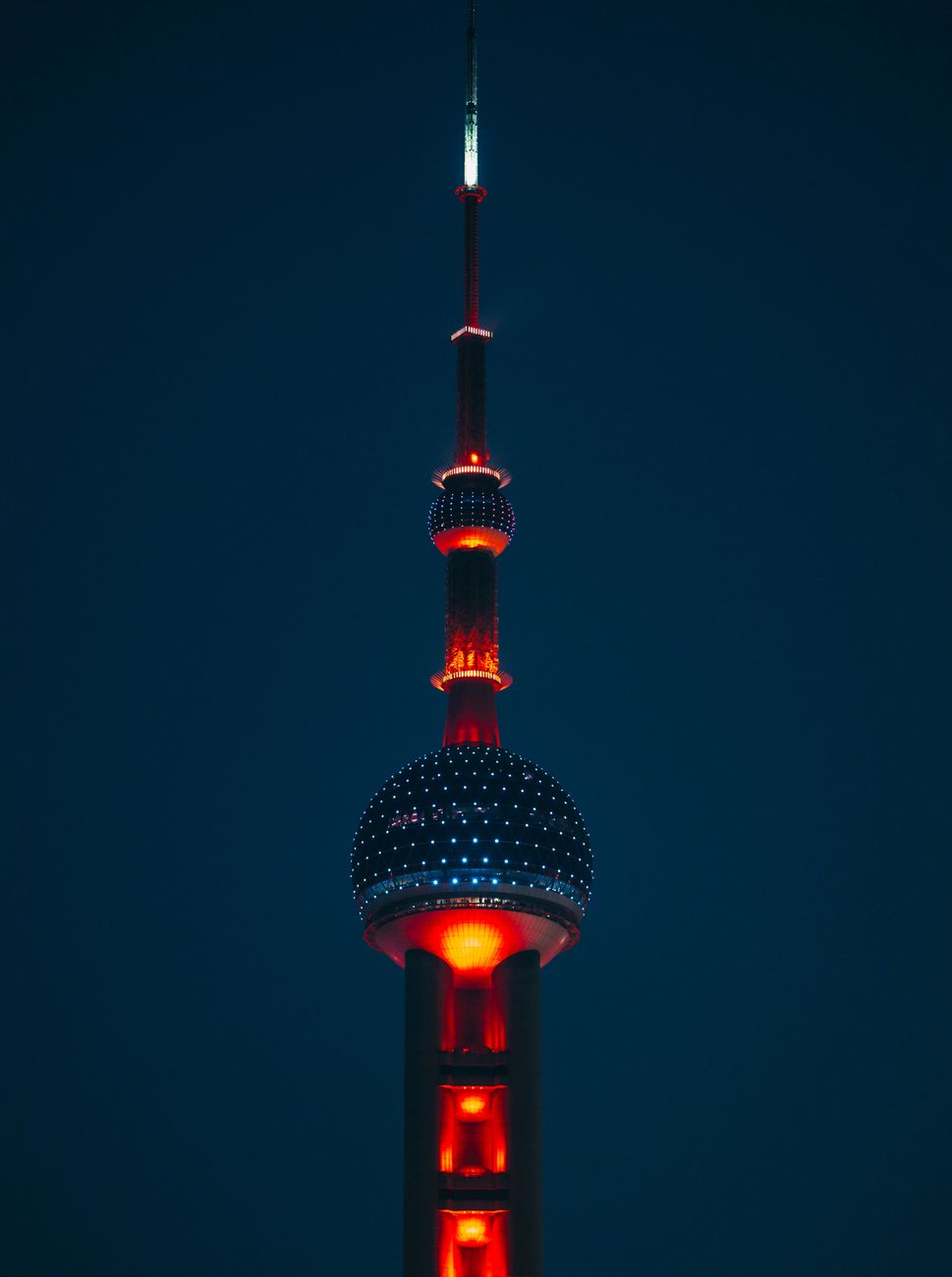 Himmel & Lichter bei Nacht – Dramatische Neon-Szene