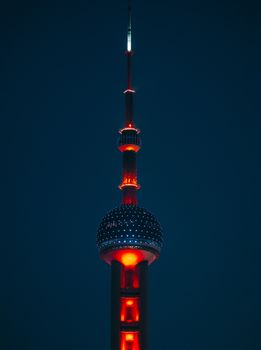 Himmel & Lichter bei Nacht – Dramatische Neon-Szene