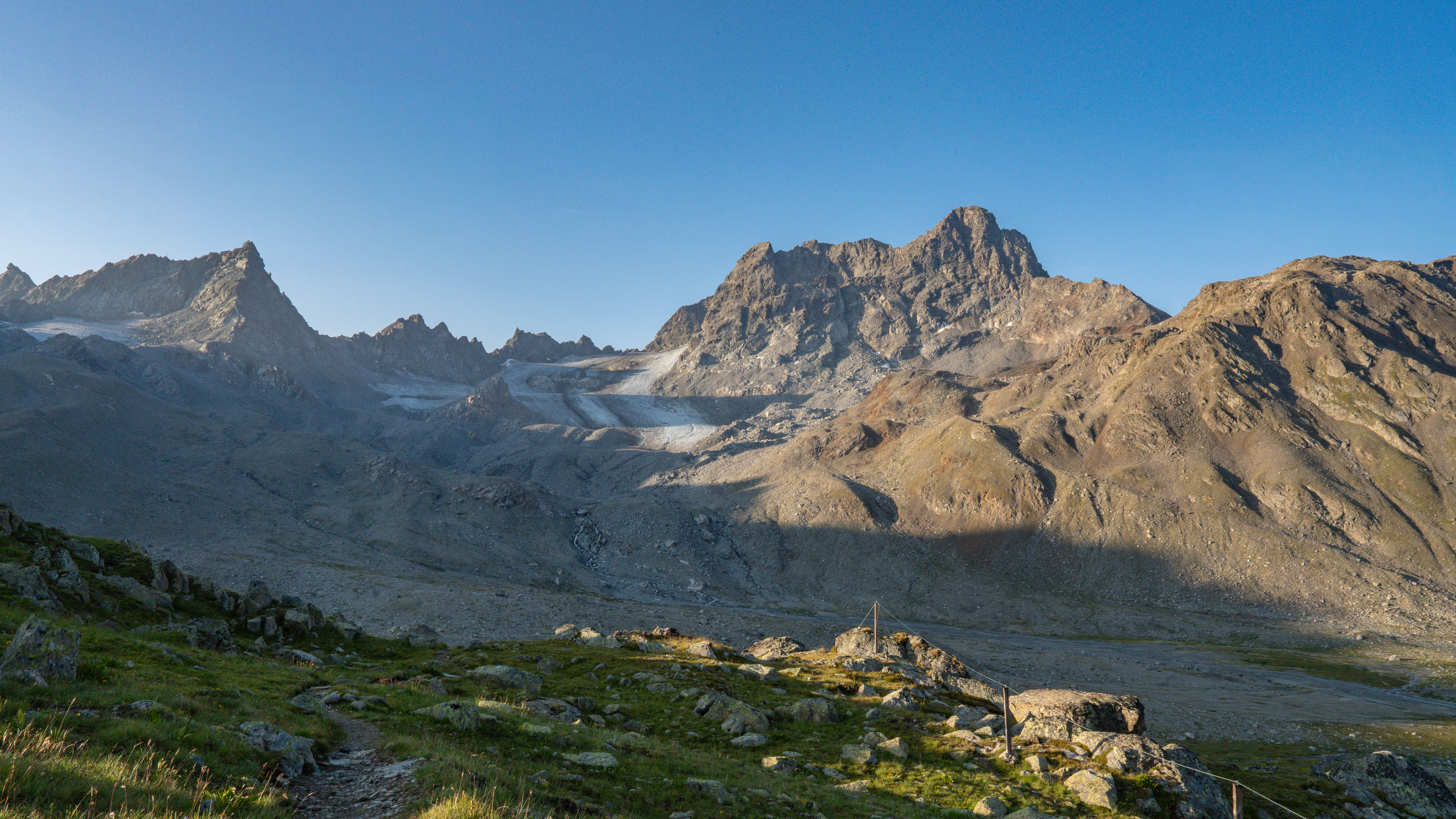 Wanderweg durch alpine Landschaft