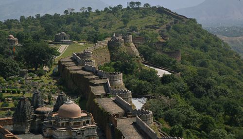 Free A scenic aerial view of the historic Kumbhalgarh Fort in Rajasthan, India amidst lush greenery. Stock Photo