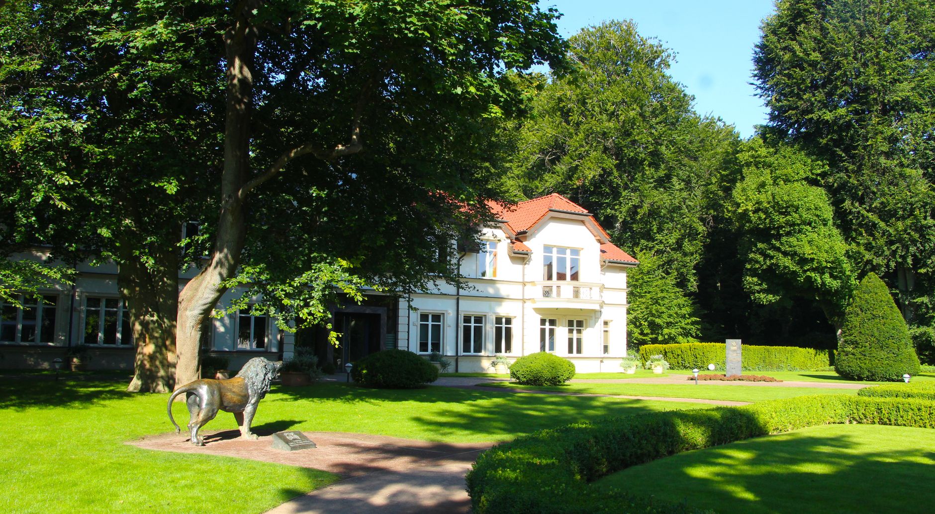 Monumentaal vrijstaand landhuis met rietgedekte kap