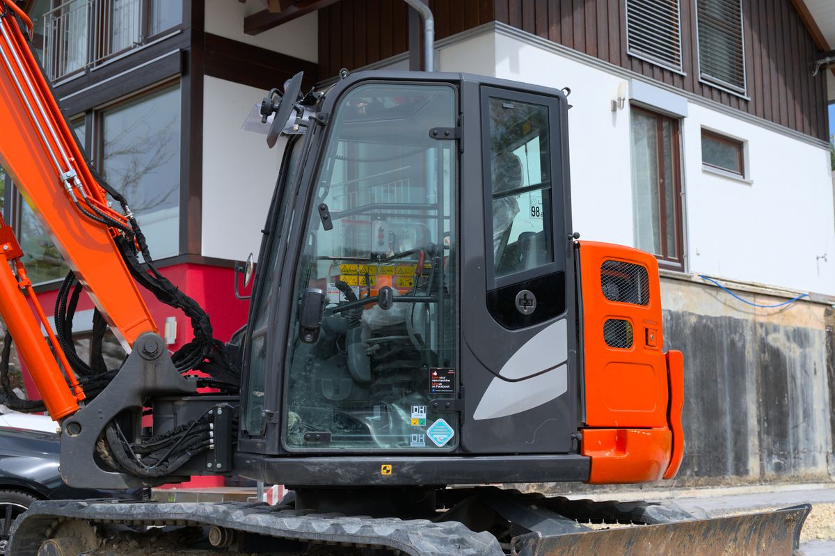Mini-pelle 3,5 tonnes avec cabine fermée, vue de profil