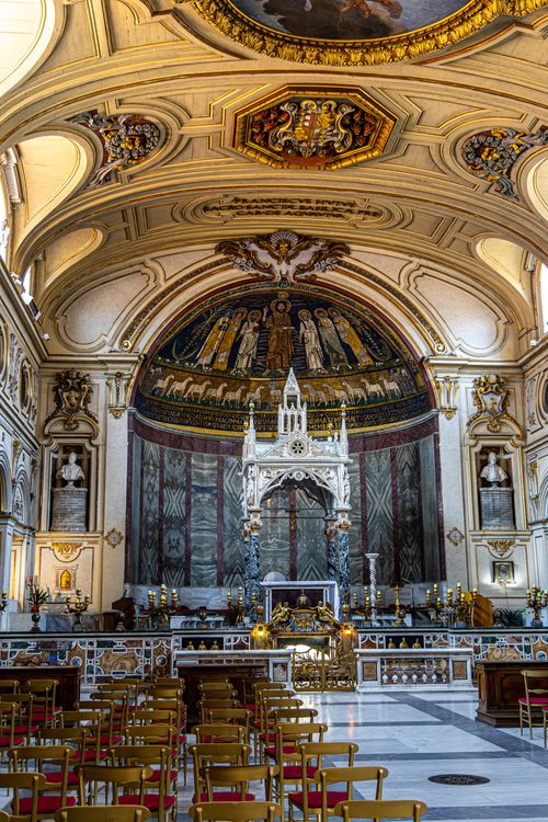Free Captivating view of a grand basilica's ornate interior in Rome, showcasing intricate architecture. Stock Photo