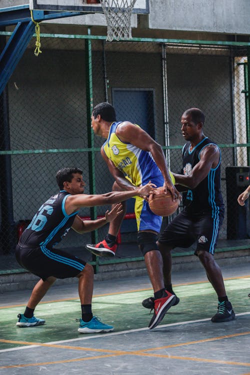 Ücretsiz Basketbol Oynarken Jersey Gömlek Erkeklerde Stok Fotoğraflar