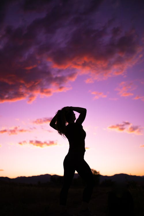 Silhouet Van Vrouw Tijdens Zonsondergang