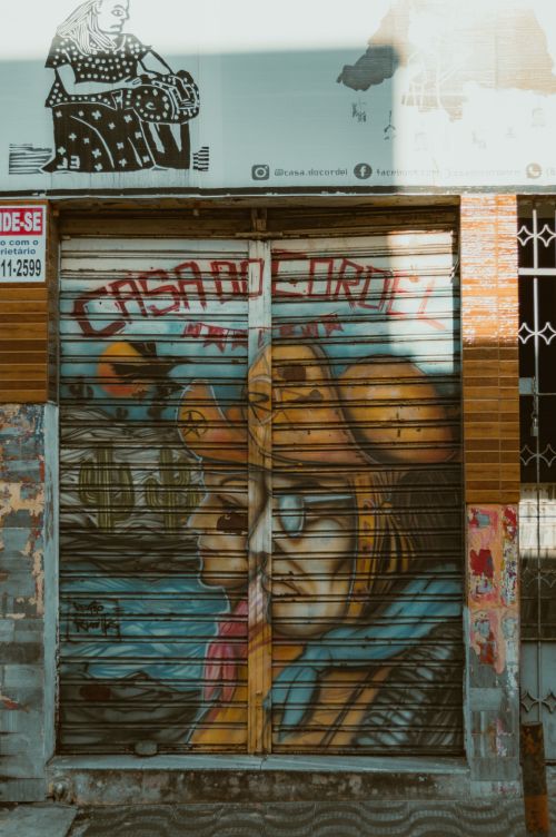 Free Colorful mural of cowboy-themed artwork on a storefront in RN, Brazil. Stock Photo