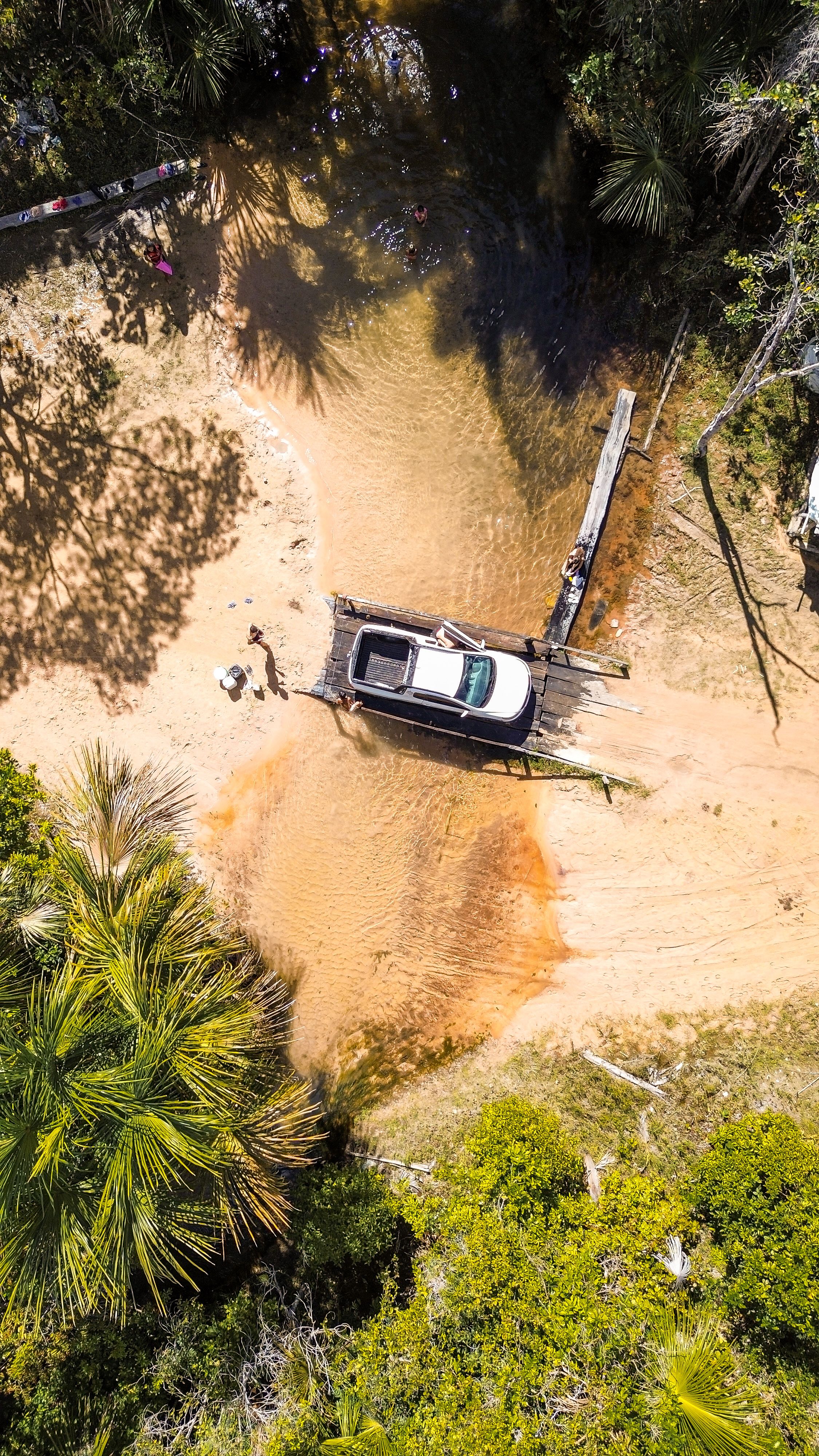 Un'auto cade in mare durante l'imbarco su un traghetto in Spagna, uccide due donne e lascia un uomo in condizioni critiche