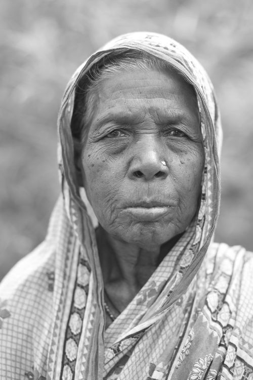 Free Black and white portrait of an elderly woman in traditional clothing, expressing wisdom and strength. Stock Photo