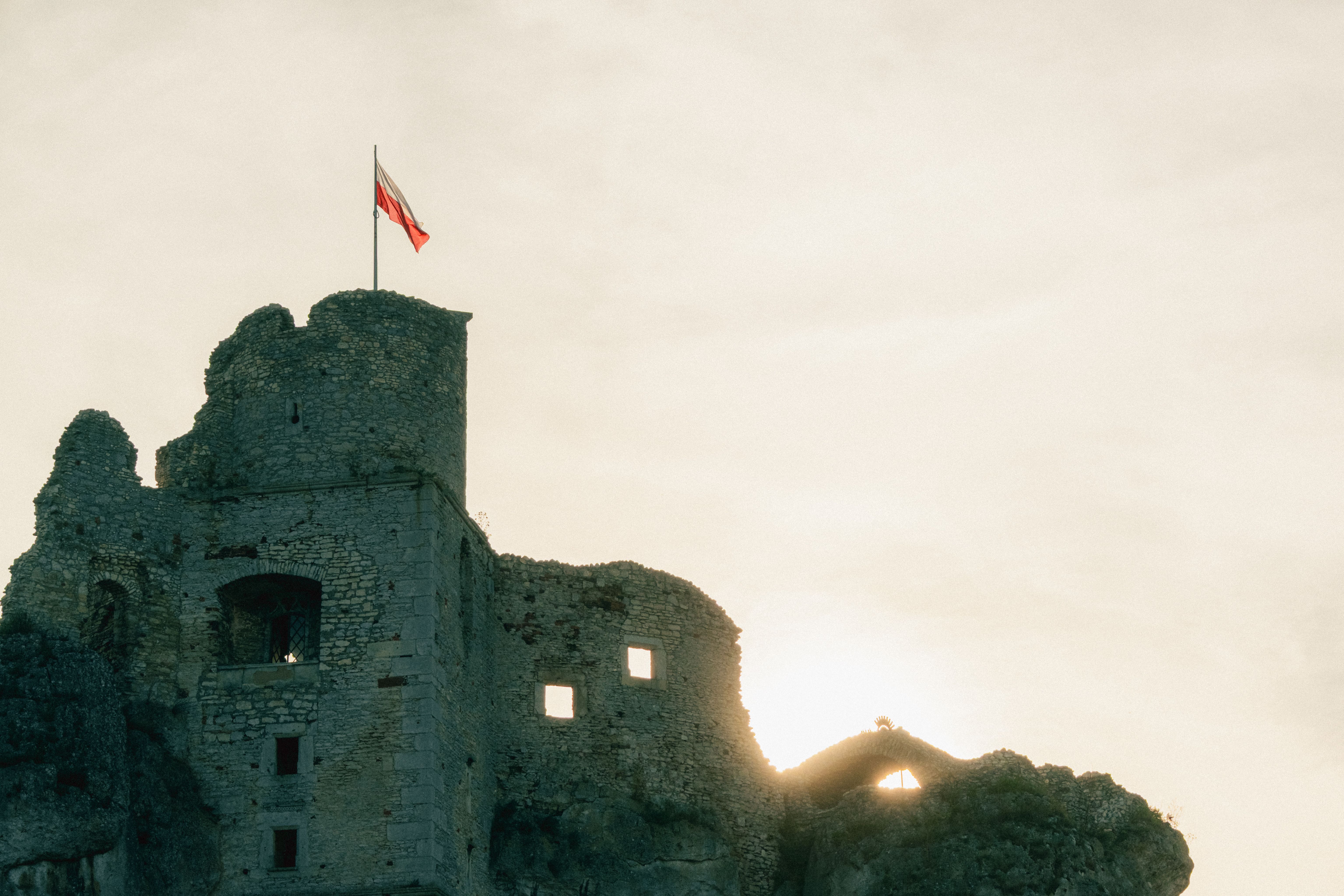 Ruiny zamku i brzeg Dunajca