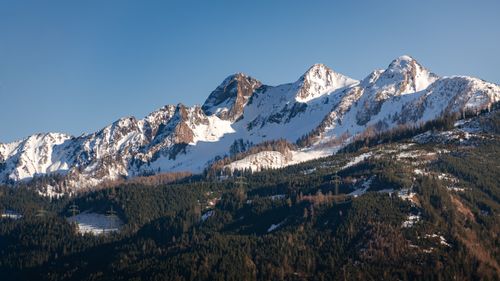 Free Majestic snow-covered peaks and forested slopes in Rakousko, Austria. Stock Photo