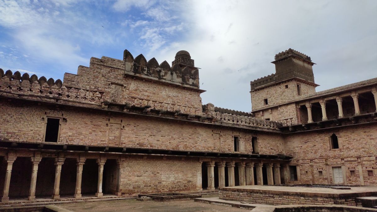 Discover the ancient architecture of Chanderi Fort, a historic gem in Madhya Pradesh, India.