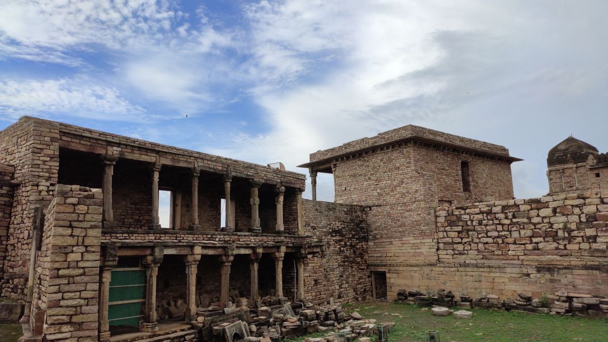 Explore the ancient architecture of Chanderi Fort, a historic site in Madhya Pradesh, India.