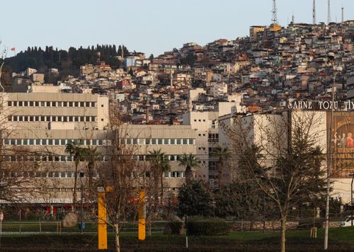 Free View of urban buildings on a hillside in Izmir, Türkiye, captured in daylight. Stock Photo
