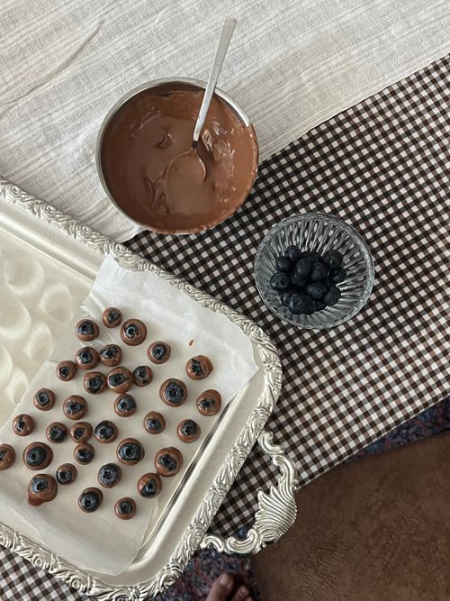 Free Top-down view of chocolate-covered blueberries on an elegant tray, ready to enjoy. Stock Photo