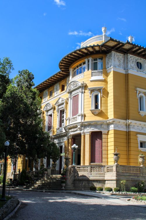 Free Majestic historic mansion with classic architecture and elegant design in scenic setting. Stock Photo
