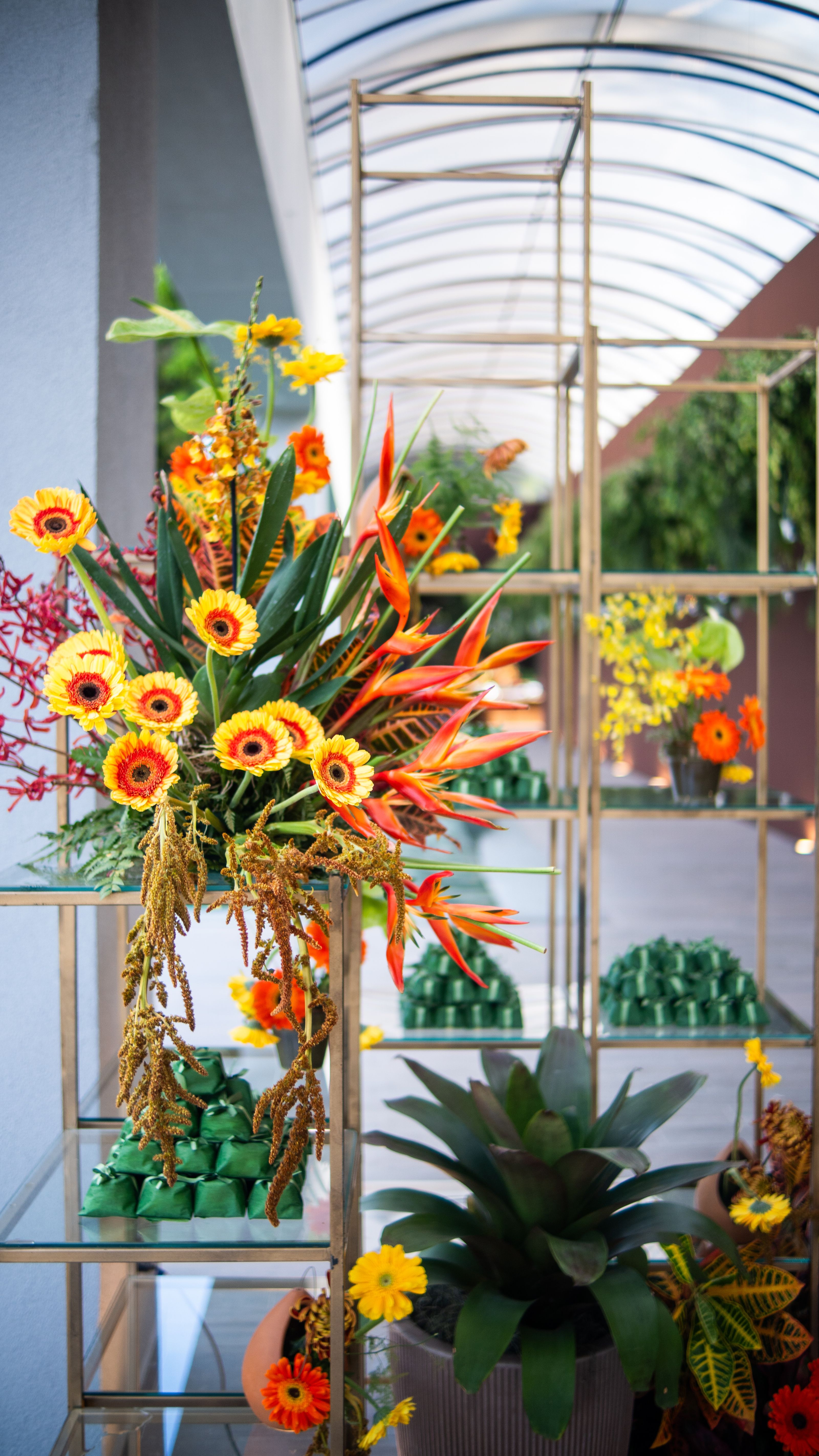 Arranjo floral vibrante para interiores, com flores tropicais e cores fortes em um ambiente moderno.