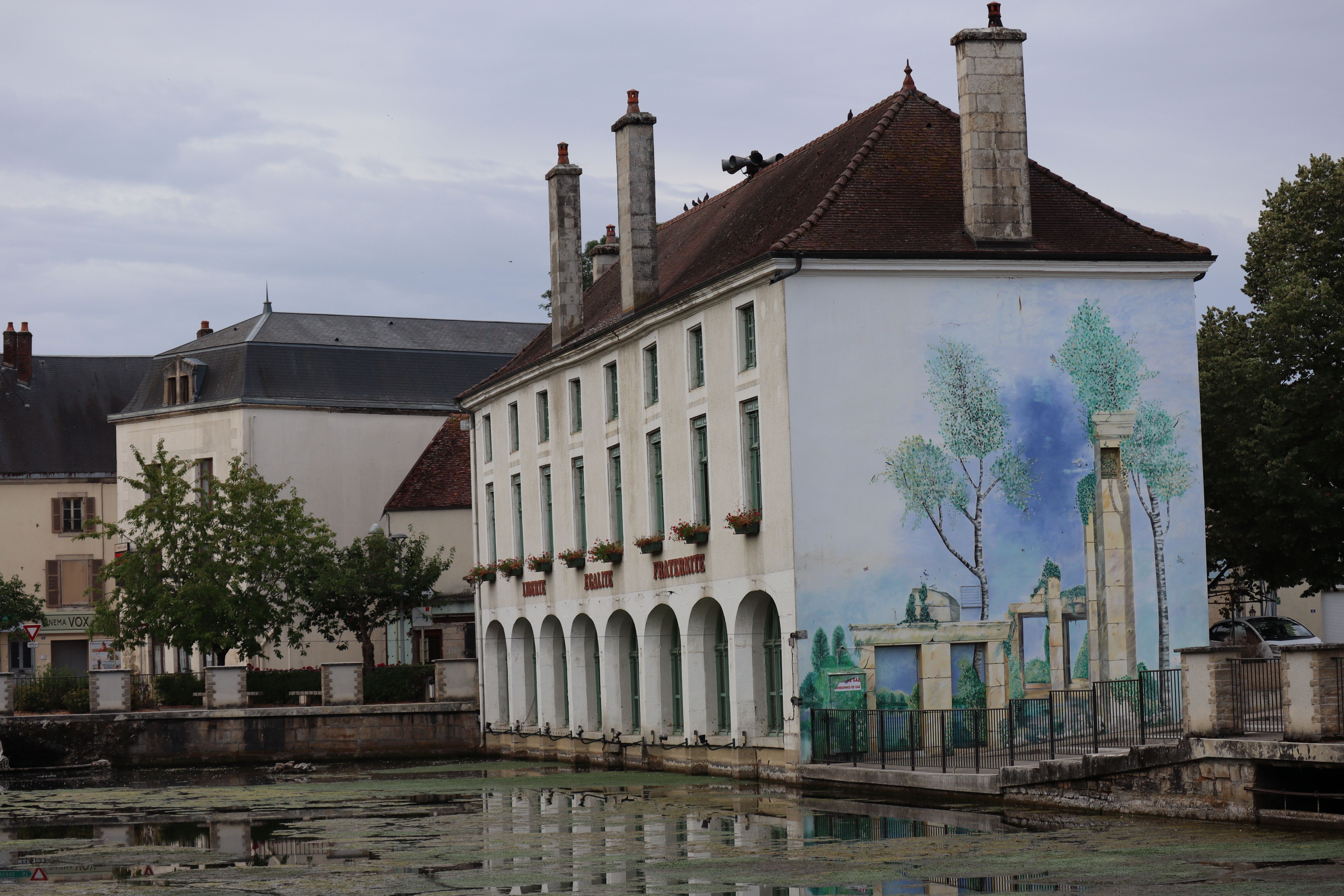 Kikkerkunstwerk in gevlamde herfstkleuren.