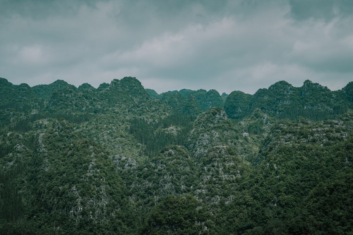 贵州翠绿山峦云雾缭绕