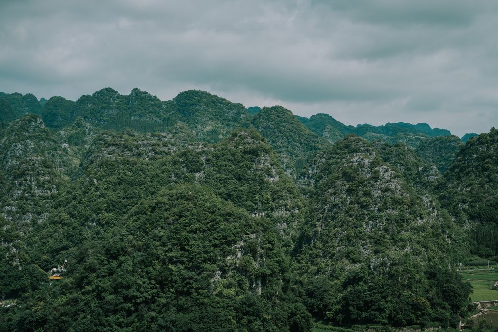 贵州喀斯特山水碧绿群山