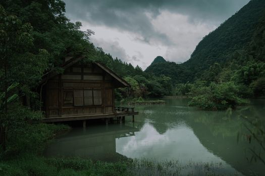 19008x12672 Desktop 自然风景 Wallpaper - 山谷湖畔临水草屋 阴云密布下的青绿山林水色景致
