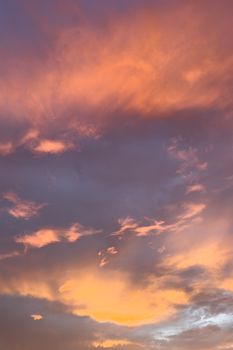 Eindrucksvolle Szene mit Sonnenuntergang & Himmel – Anime Art (von Devesh Chander, 5376×8064, #38965571)