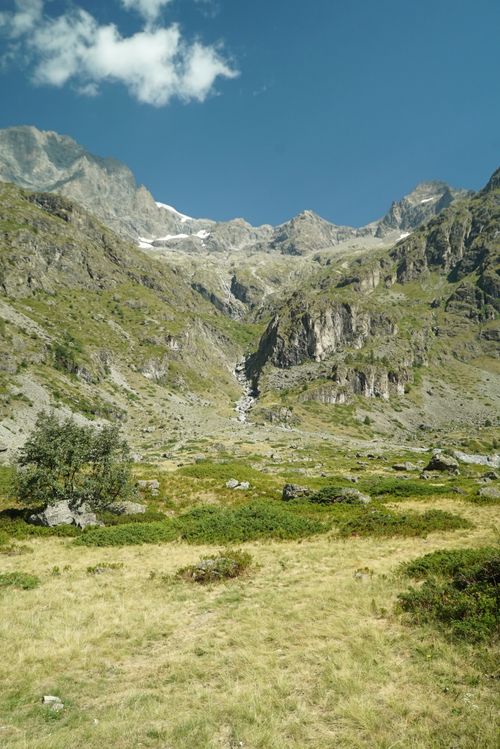 Free Majestic view of the Alps with green valleys and rugged peaks under a clear blue sky. Stock Photo