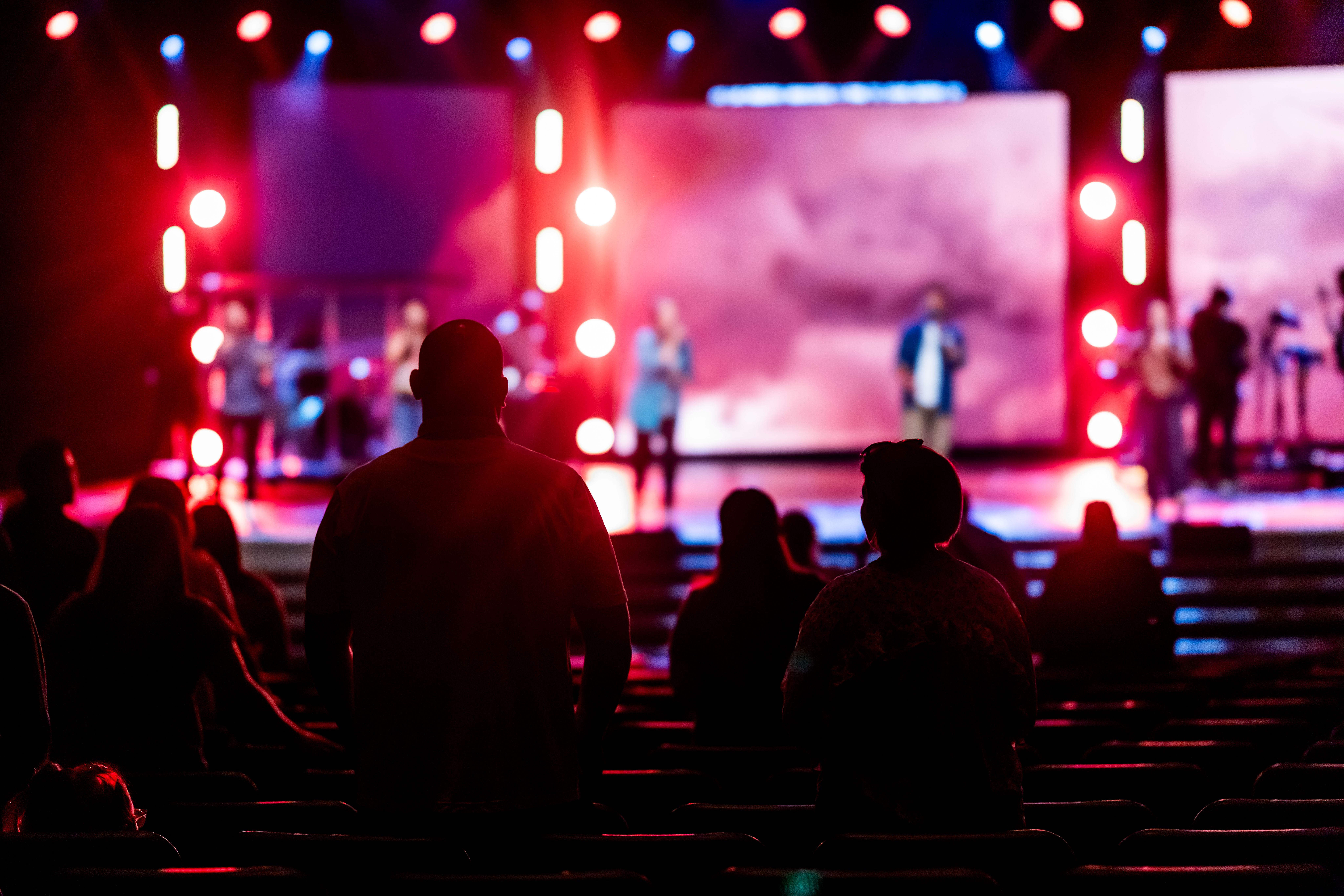 Platea di un concerto con luci di palco colorate