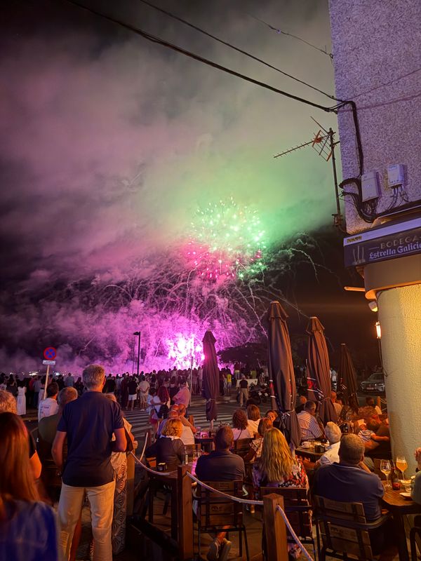 Un feu d'artifice coloré illumine le ciel nocturne au-dessus de Foz, en Galice