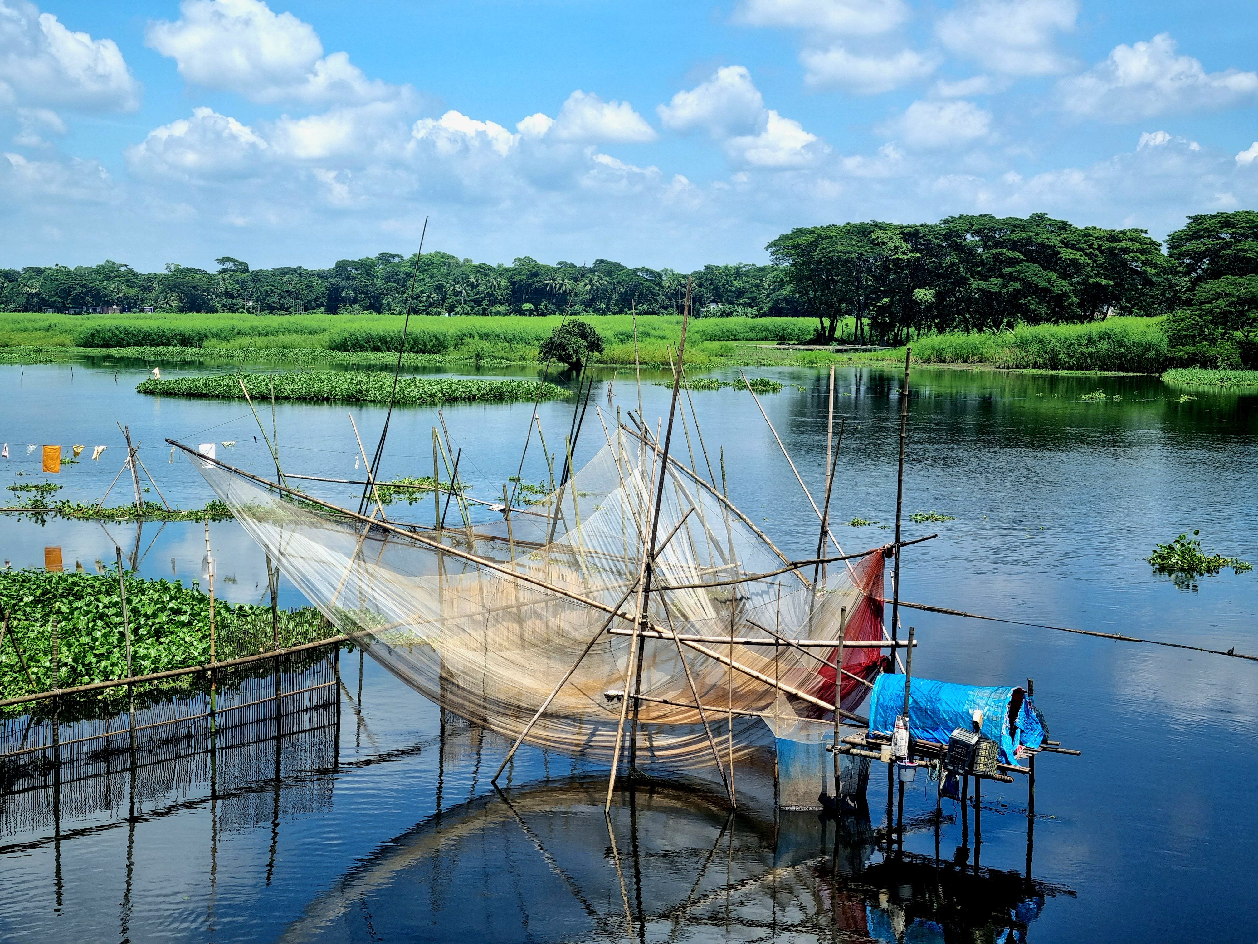 গ্রামবাংলার জলাশয়ে ঐতিহ্যবাহী মাছ ধরার সরঞ্জাম