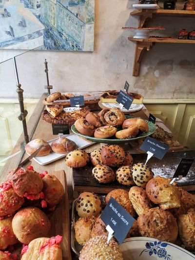 Assortiment de pâtisseries artisanales en vitrine