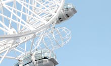 伦敦眼的特写映衬在清澈的蓝天下，展现出其现代建筑风格