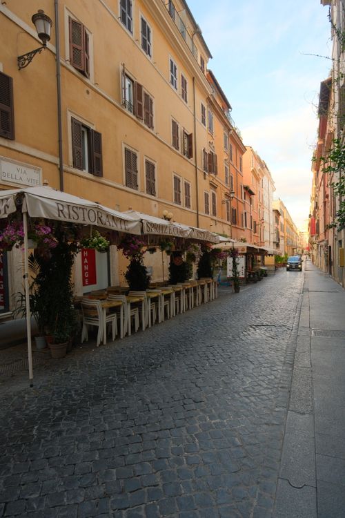 Free A scenic Italian street with outdoor restaurant seating and classic architecture. Stock Photo