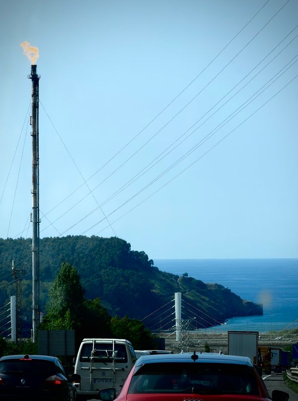 Torchère d'une raffinerie surplombant la côte près de Bilbao