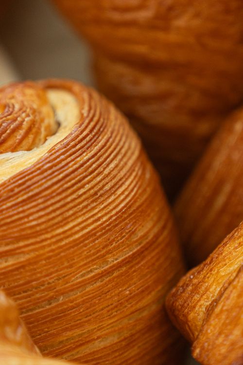 Free Close-up of freshly baked croissants showcasing flaky layers and golden brown texture. Stock Photo